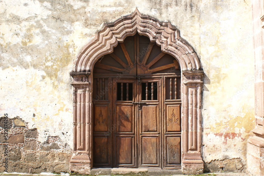 Fototapeta premium Puerta de madera antigua en arco decorado