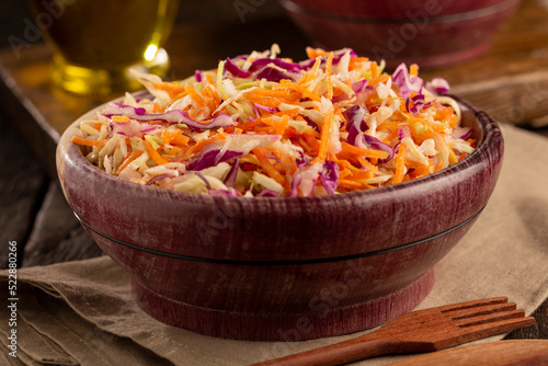 Coleslaw salad with white cabbage, red cabbage and sliced ​​carrots.