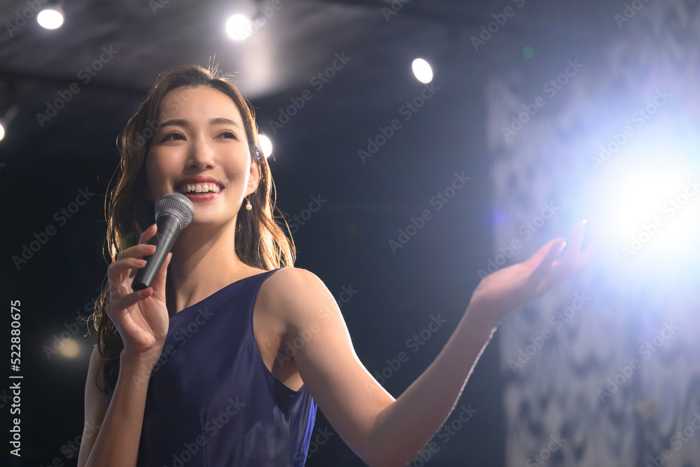 Obraz premium 女性ボーカル 右にコピースペースあり