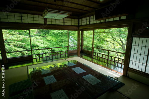 京都 瑠璃光院の美しい新緑と緑を反射したテーブル