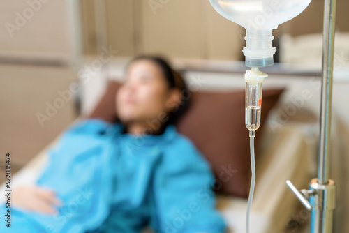 Foto Close up saline solution IV drip fluid intravenous Drop Saline Drip for patient in hospital with blur ward room