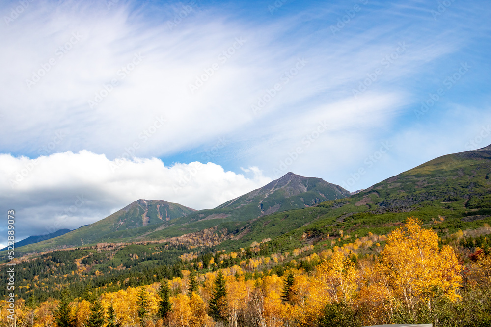 秋の高原と山並み
