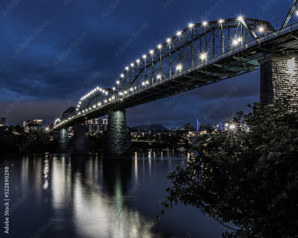 Fototapeta premium walnut street bridge at night in chattanooga tn USA