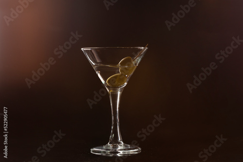 Copa de martini con aceitunas con espacio para texto. 