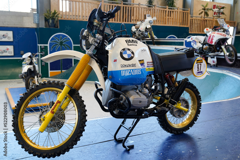 Foto de BMW gs Paris Dakar racing motorcycle with sponsor 1983 ducados ...