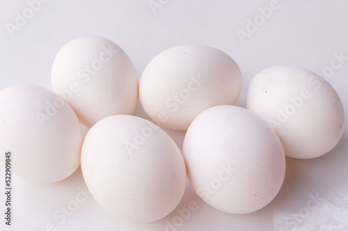 un monton de huevos blancos sobre un fondo blanco