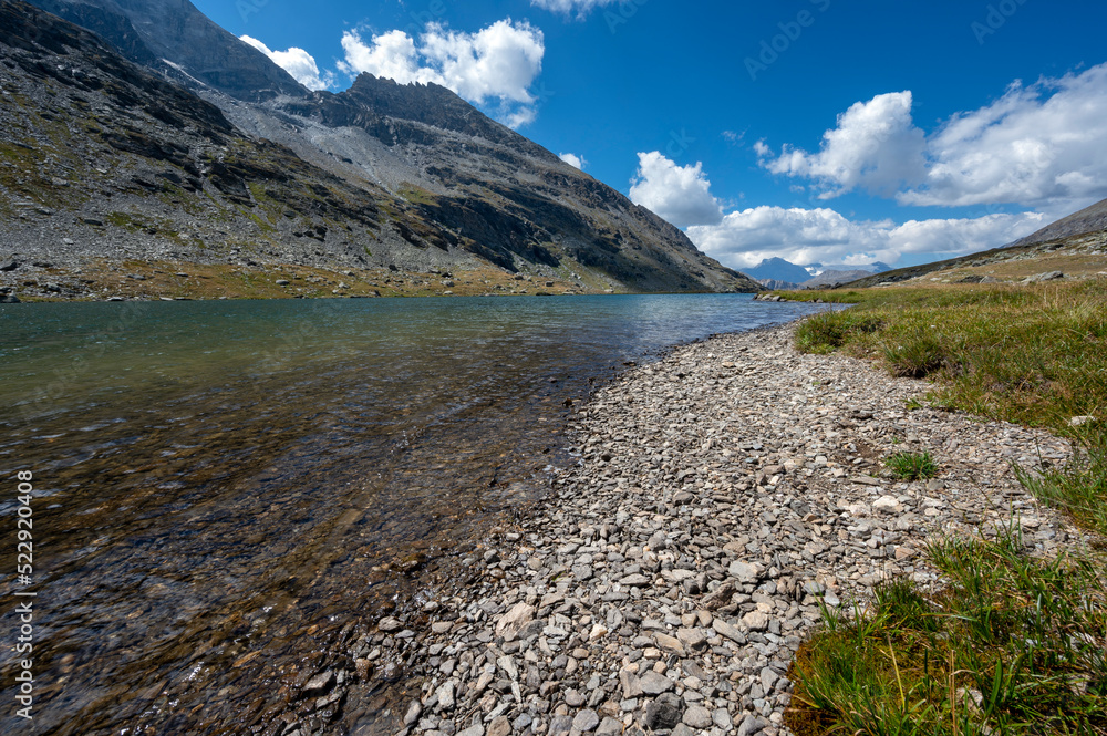 Lac de Savine dans le massif de la Vanoise dans les Alpes en été en France 