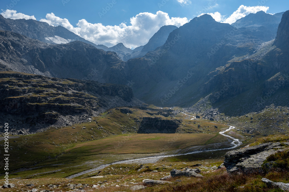 Paysage de montagne autour du bivouac Hannibal dans les Alpes sur la frontière France Italie en été