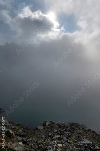 Lac d'Ambin dans le massif de la Vanoise dans les Alpes en France en été couvert de brume