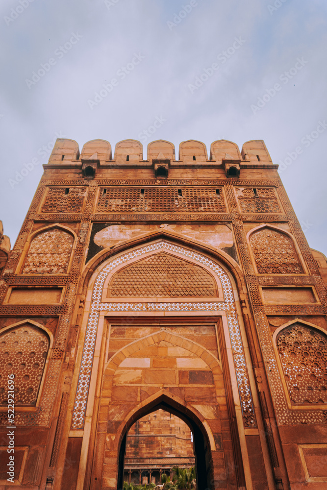 Zabytkowy budynek w Indiach, Agra fort, czerwone marmurowe mury, perskie zdobienia.