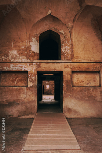 Zabytkowy budynek w Indiach, Agra fort, czerwone marmurowe mury, perskie zdobienia.