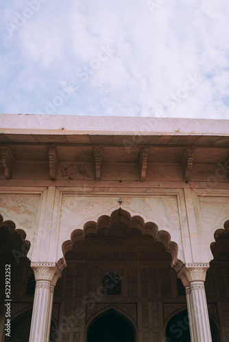 Zabytkowy budynek w Indiach, Agra fort, czerwone marmurowe mury, perskie zdobienia.