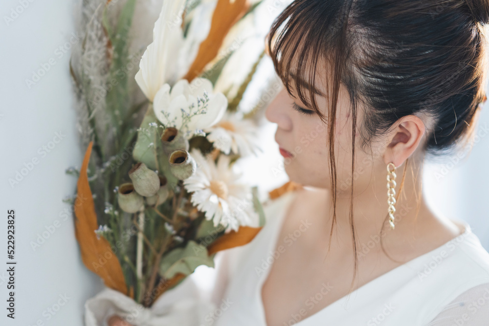 Naklejka premium ウェディングドレスを着てブーケを持った花嫁