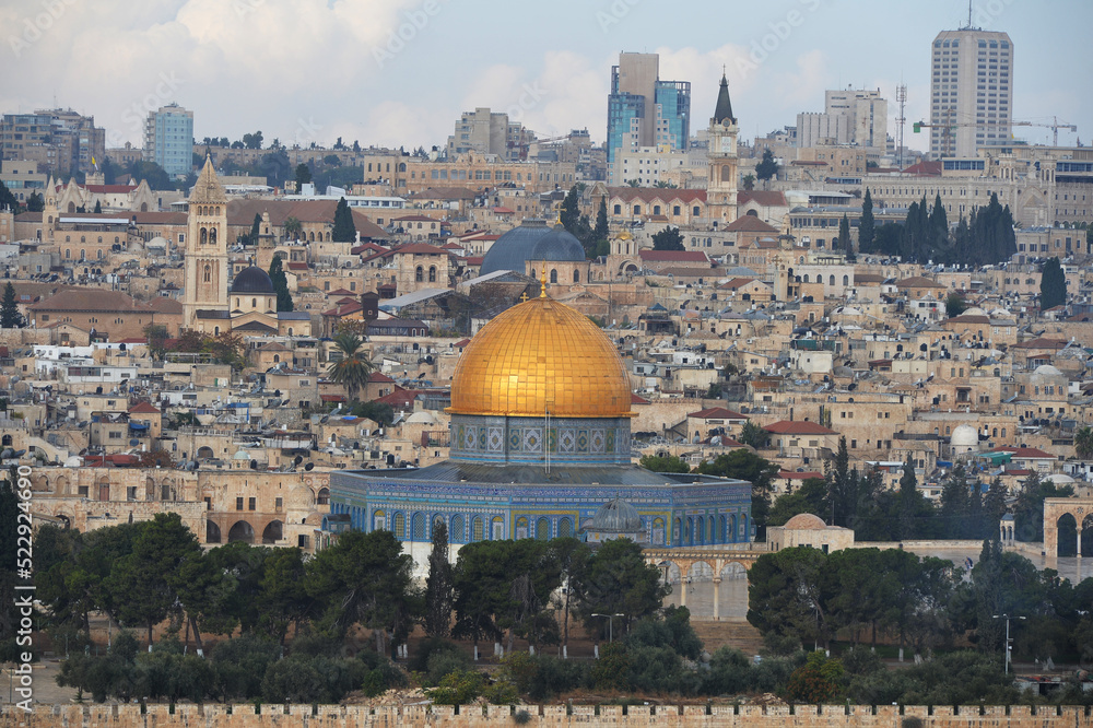 Fototapeta premium The Western Wall at the Temple Mount in Jerusalem, Palestine, Kudüs'teki Tapınak Dağı'nın görünümü 