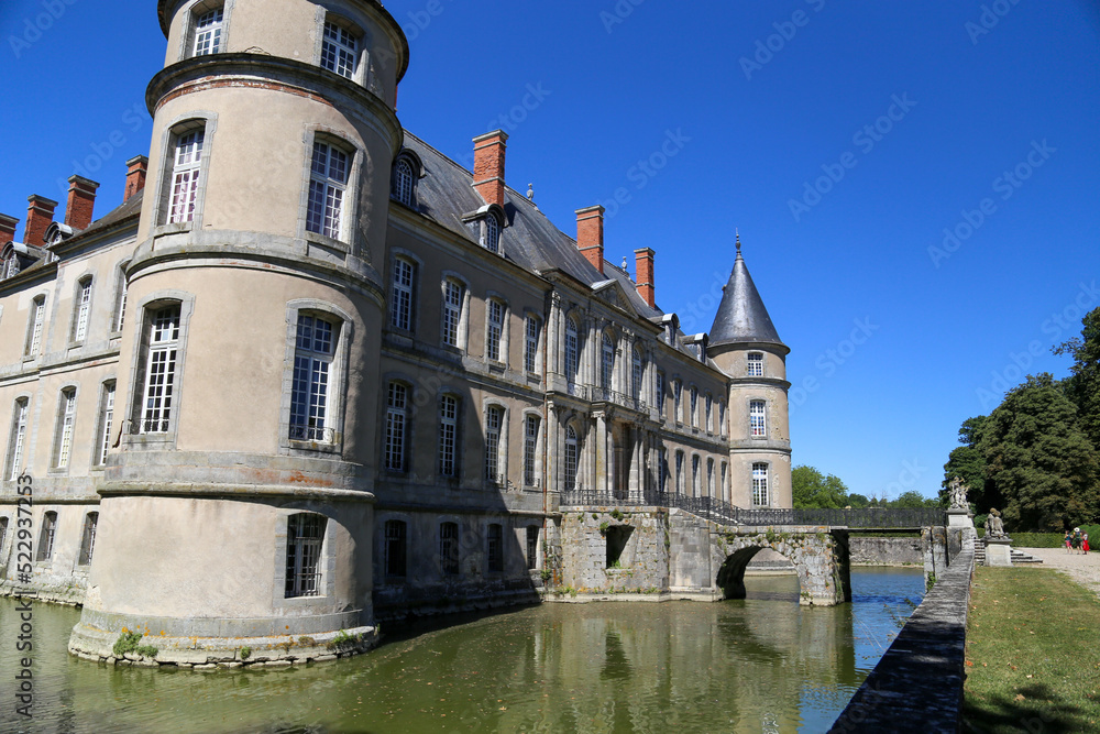 Le château d’Haroué aussi appelé château des Beauvau-Craon, dans le village d’Haroué, en Meurthe-et-Moselle (Lorraine). Il compte 365 fenêtres, 52 cheminées, 12 tours, 4 ponts.