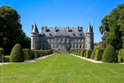 Le château d’Haroué aussi appelé château des Beauvau-Craon, dans le village d’Haroué, en Meurthe-et-Moselle (Lorraine). Il compte 365 fenêtres, 52 cheminées, 12 tours, 4 ponts.