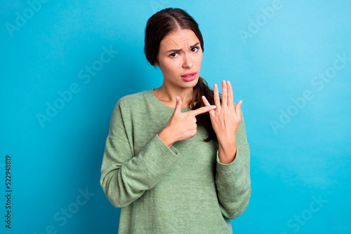 Tableau sur toile Photo of unsatisfied pretty lady indicate empty ring finger look camera isolated