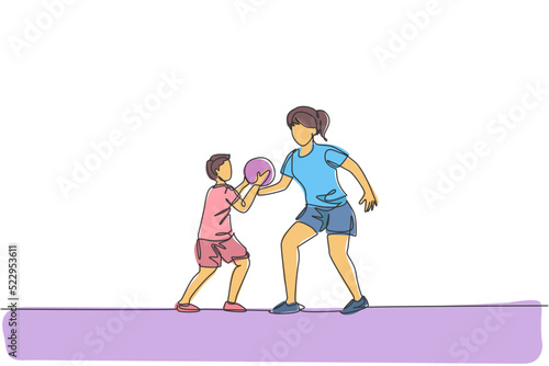Single continuous line drawing of young mom playing basketball fun with her son at home field. Happy family parenthood concept. Trendy one line draw graphic design vector illustration © Simple Line