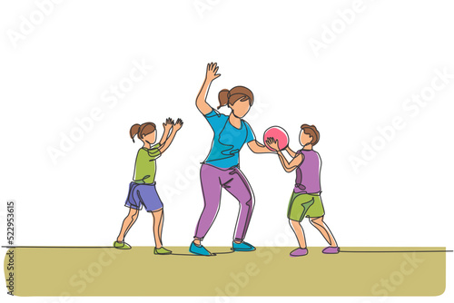 Single continuous line drawing of young mother playing basketball fun with her son and daughter at home field. Happy family parenthood concept. Trendy one line draw design graphic vector illustration