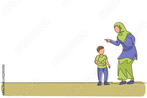 One single line drawing of young Islamic mother talk to her son and reprimand about his attitude vector illustration. Happy Arabian muslim family parenting concept. Modern continuous line draw design