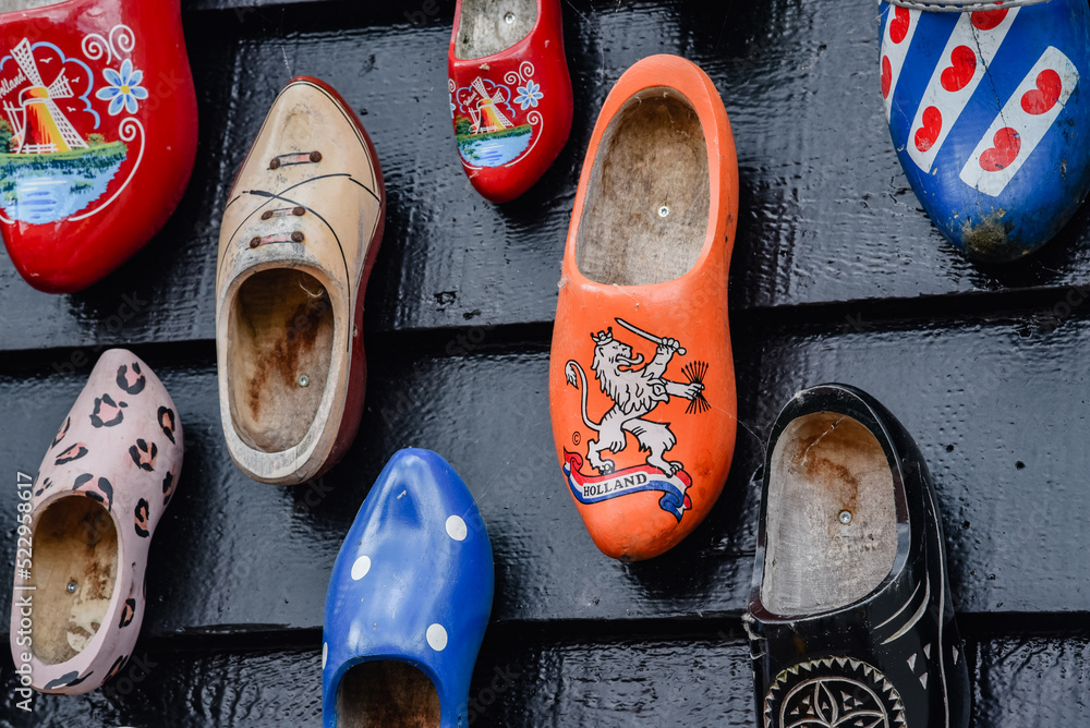 Zapatos de madera adornados con diferentes motivos regionales. Zuecos