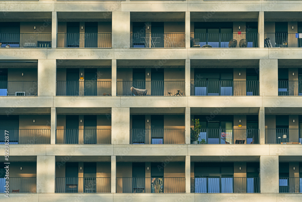 Edificio moderno con ventanas y objetos domésticos con luz de día Edificio moderno con ventanas y objetos domésticos con luz de día