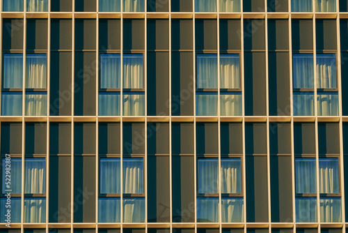 Ventanas con cortinas blancas en edificio moderno en un día soleado