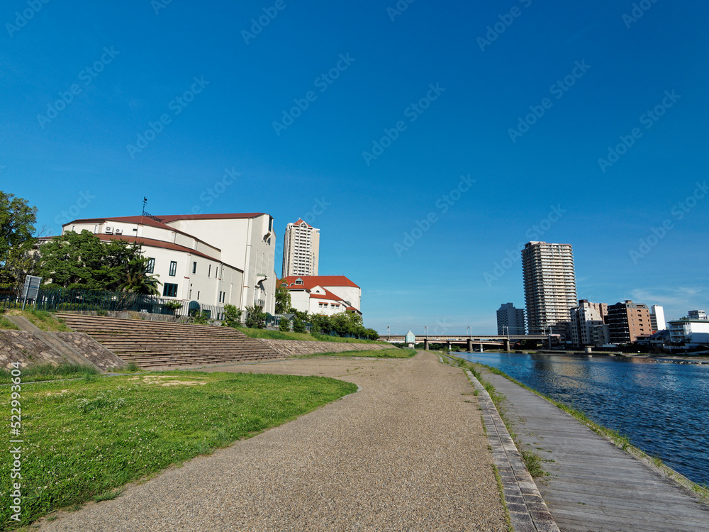 Obraz premium 快晴の宝塚 宝来橋付近から見る大劇場と宝塚観光ダム