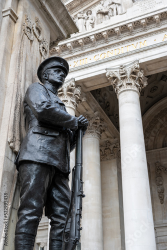 Tableau sur toile London, England: Royal Exchange, London Troops Memorial