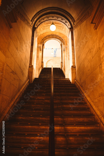 Escalier dans une ville médiévale avec lumière forte