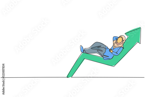 Continuous one line drawing of young Arabic female investor sleep relax on increase graph. Success business investment minimalist concept. Trendy single line draw design vector graphic illustration