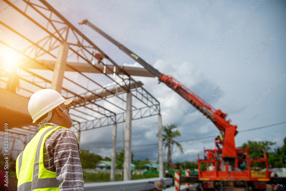 Construction consultants inspect the completion of the PU metal roofing work raised by mobile cranes. Construction consultants inspect the completion of the PU metal roofing work raised by mobile cranes.