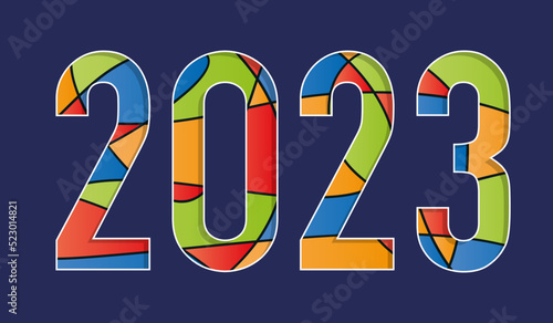 2023 écrit avec des formes géométriques de couleurs, rouges, bleues, jaunes et vertes sur un fond bleu.