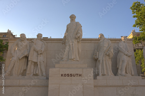 Kossuth statutes photo