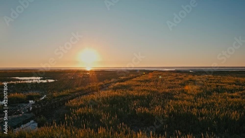 Strand mit Salzgras bei Sonnenuntergang (Gimbal vertikal abwärts)