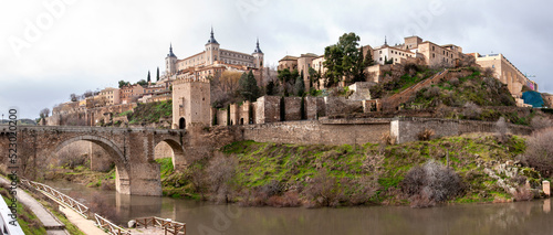 Canvastavla view of the town of toledo country