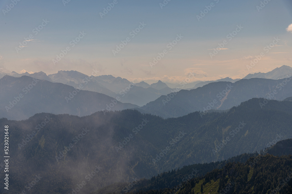 alpines Bergpanorama im nebligen Morgenlicht