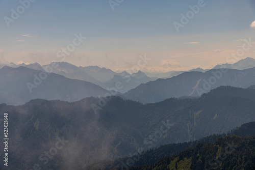 alpines Bergpanorama im nebligen Morgenlicht