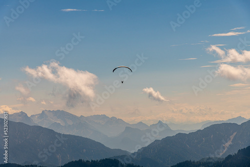 alpine Landschaft mit Paraglider