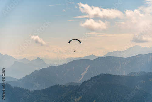 alpines Panorama mit Gleischirmflieger photo