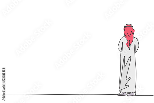 Continuous one line drawing of young Arab businessman thinking to discover business strategy. Focus business planning minimalist concept. Trendy single line draw design vector graphic illustration © Simple Line