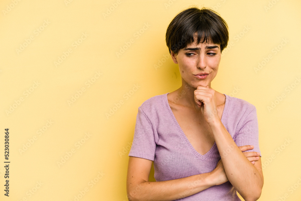 Obraz premium Young caucasian woman with a short hair cut isolated looking sideways with doubtful and skeptical expression.