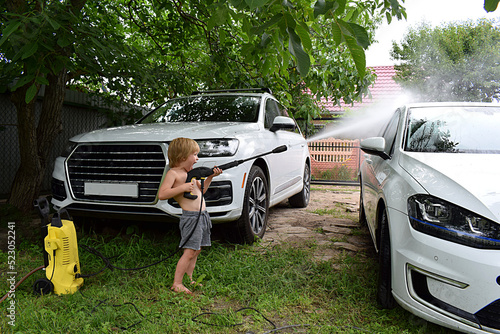 Quadro em tela Little boy playing washes the car.