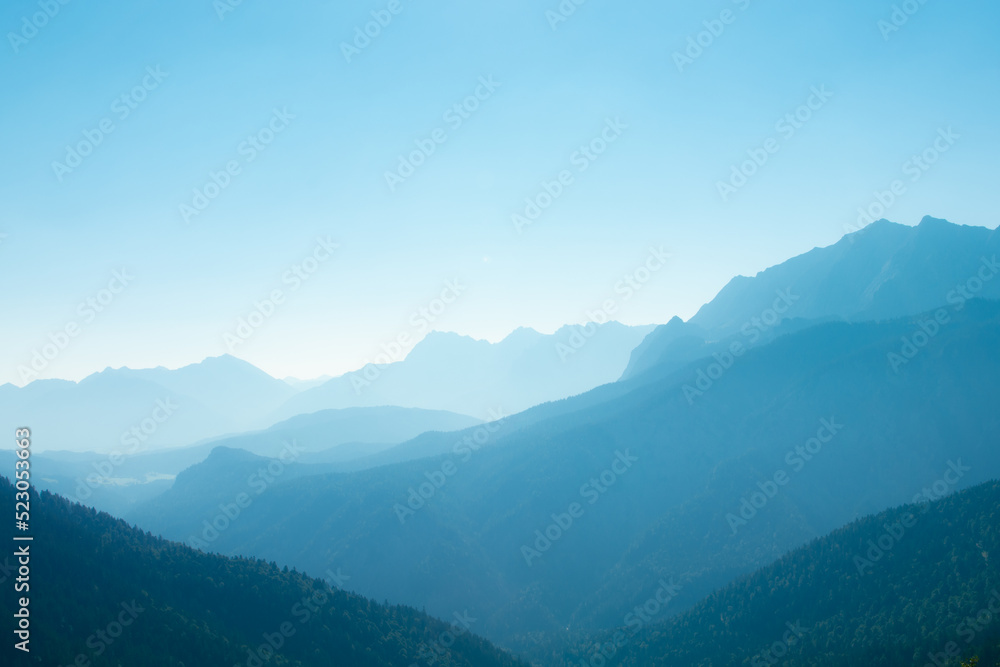 Berglandschaft im Wettersteingebirge im Dunst am Morgen