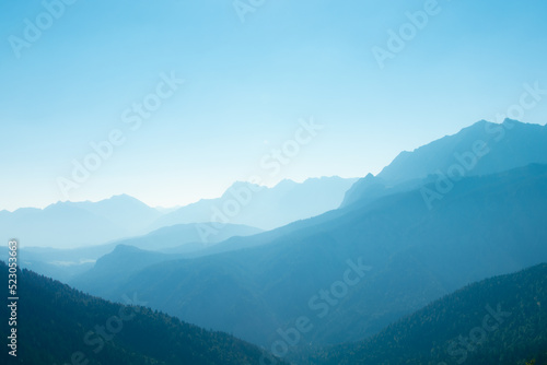 Berglandschaft im Wettersteingebirge im Dunst am Morgen