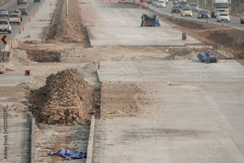 The structure of the barrier wall is prepared to complete the construction in order to prevent the dangers of car use that may occur on the super highway because of high speed cars.