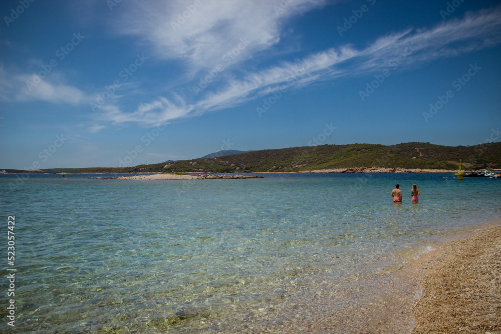 viaje de turismo por las islas de croacia, europa, con sus aguas cristalinas azul turquesa, barcos y paisajes paradisiacos