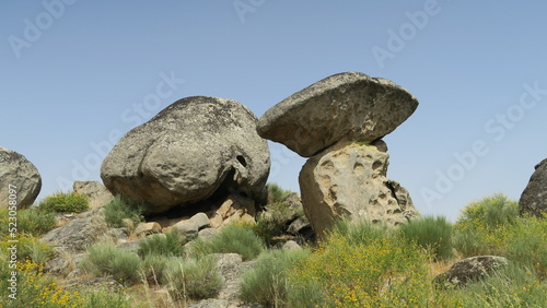Formaciones rocosas en un día soleado.