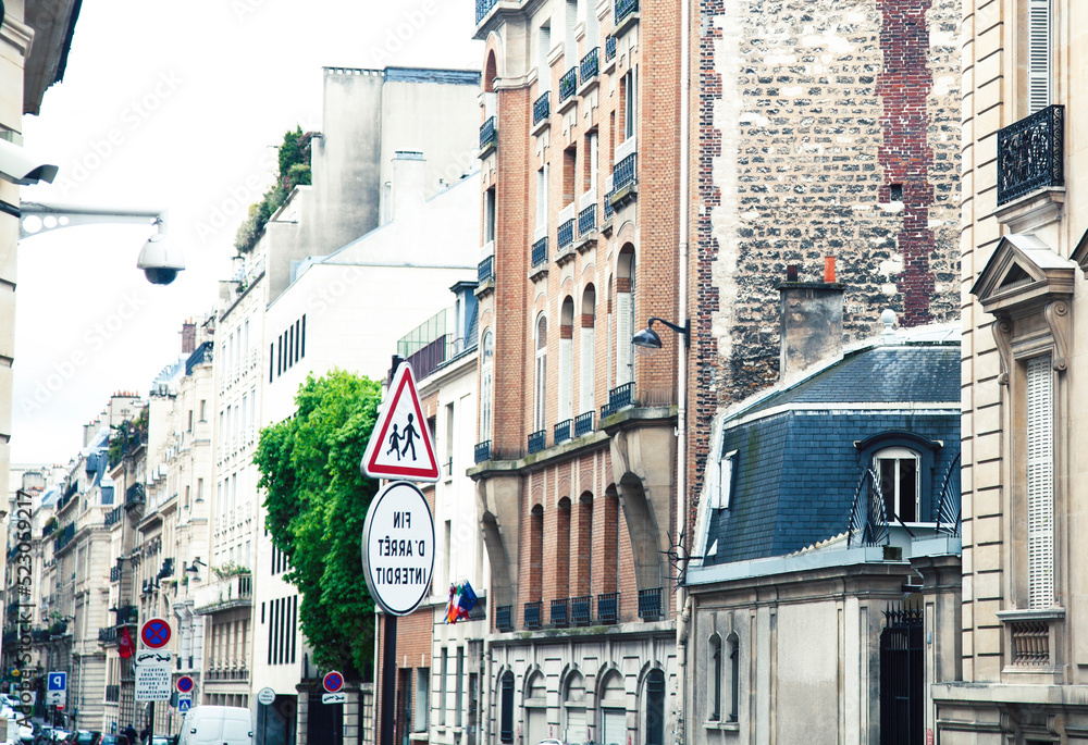 Obraz premium houses on french streets of Paris. citylife concept. regular view