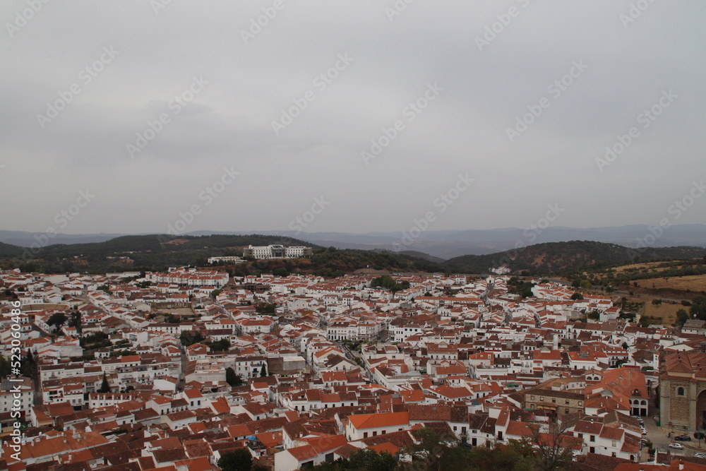 Panorámica de bonito pueblo con agrupamiento espectacular de casas.